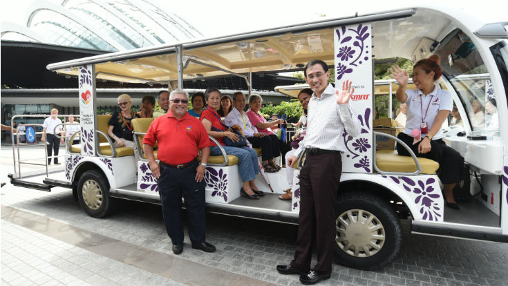 (From left to right) Dr Kiat W. Tan, CEO of Gardens by the Bay, and Mr Desmond Kuek, SMRT President and Group Chief Executive Officer, with the beneficiaries from Geylang East Home for the Aged and AWWA Senior Community Home on the new shuttle.