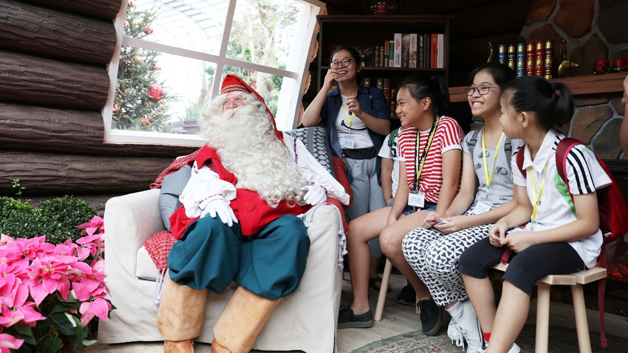Children from Hope Centre (Singapore) were delighted to meet Santa Claus from Lapland in Flower Dome. Their visit was part of a special series of outings organised for voluntary welfare organisations by Gardens by the Bay.