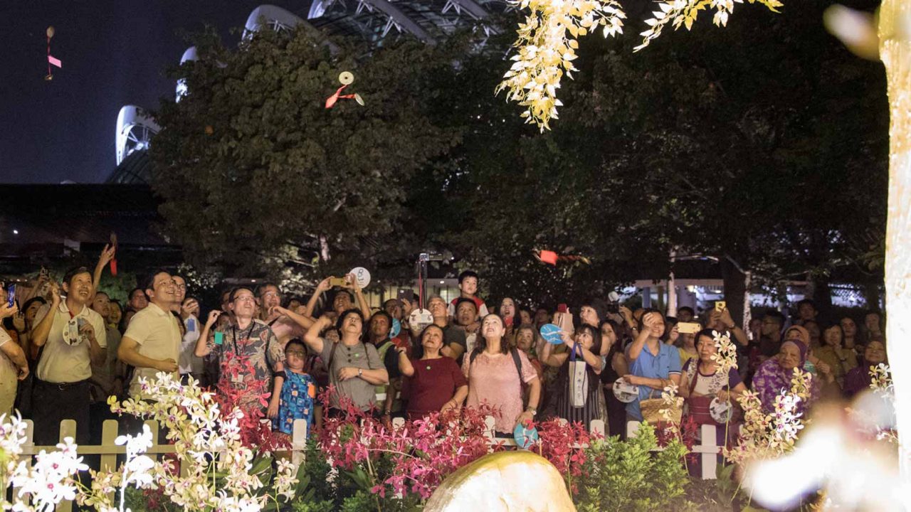 Minister for National Development and Second Minister for Finance Lawrence Wong joining residents of the Limbang division of Marsiling-Yew Tee GRC to toss their wishes at the Golden Wishing Tree lantern set.