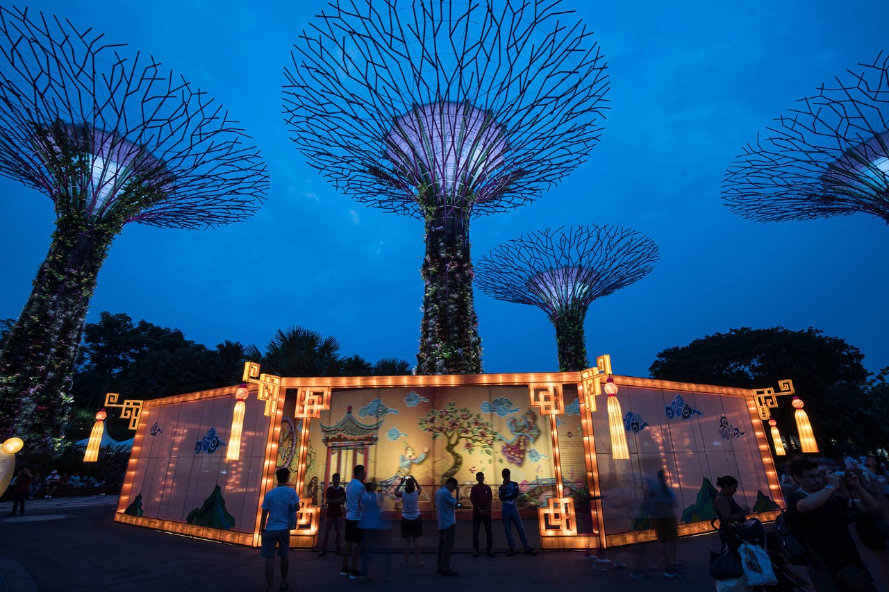 The Giant Revolving Lantern (巨型走马灯) wrapped around a Supertree is an immersive experience for visitors to learn about the legend of Chang E and Hou Yi.