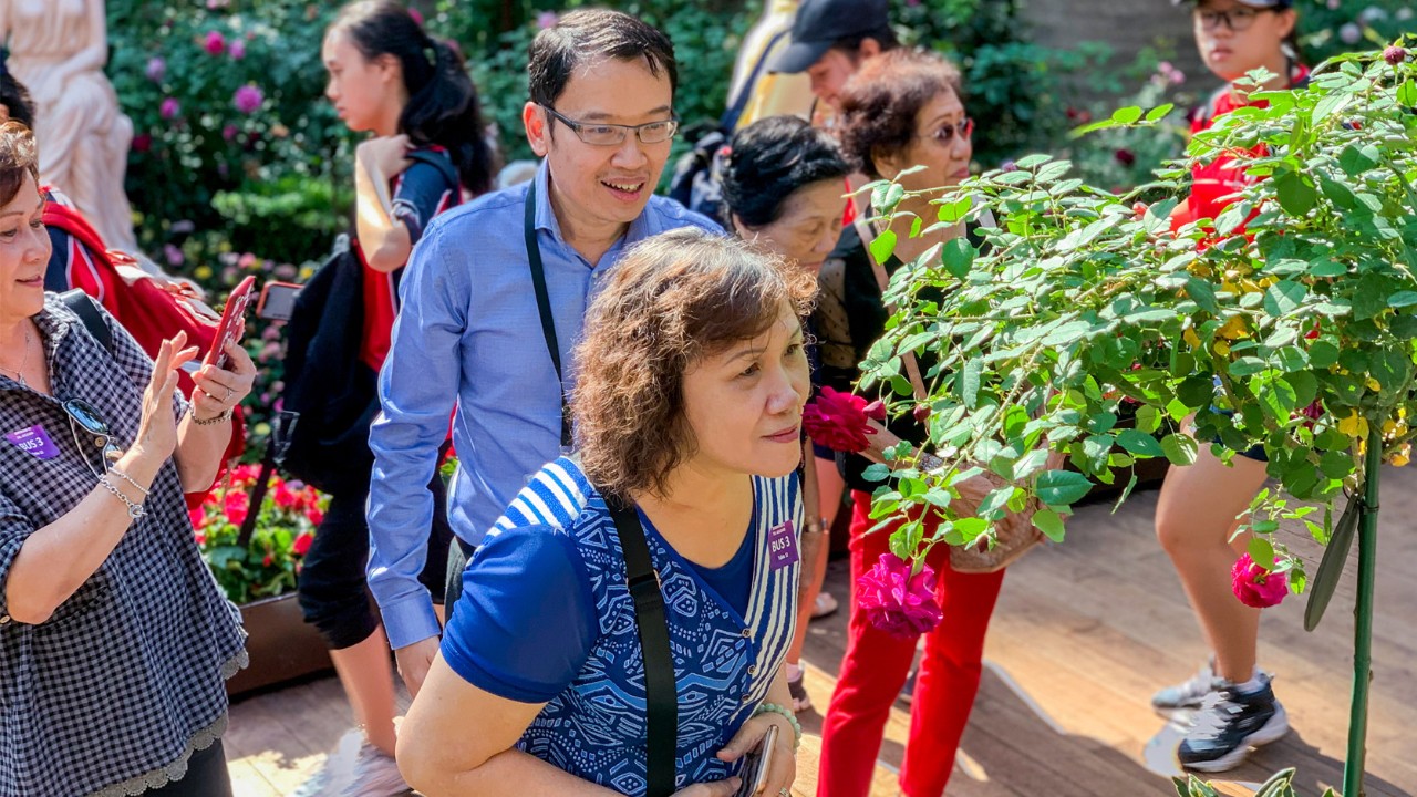 Gardens by the Bay CEO Mr Felix Loh shows a senior Singaporean a fragrant rose variety at the Rose Romance floral display in Flower Dome on the first “Seniors Tuesday”. From June this year, Pioneer and Merdeka Singaporeans will enjoy complimentary entry to Flower Dome on the second Tuesday of each month for one year.