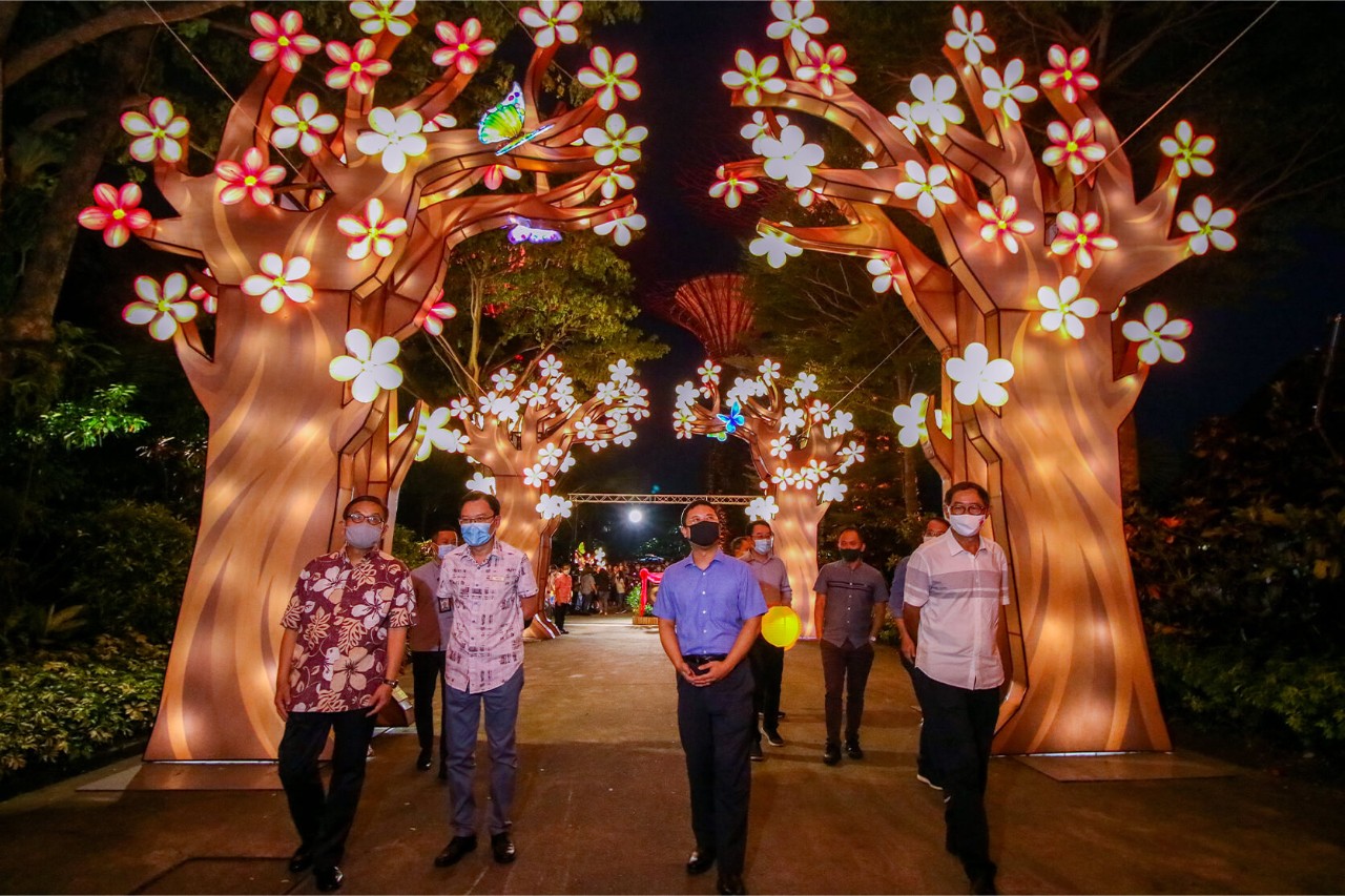From left: His Excellency Ahn Young-jip, Ambassador, Embassy of the Republic of Korea; Felix Loh CEO, Gardens by the Bay; Minister for National Development Desmond Lee; and Niam Chiang Meng, Chairman, Gardens by the Bay, taking a stroll through the “Apricot Grove” lantern set during the light-up of Mid-Autumn Festival 2020 at Gardens by the Bay.