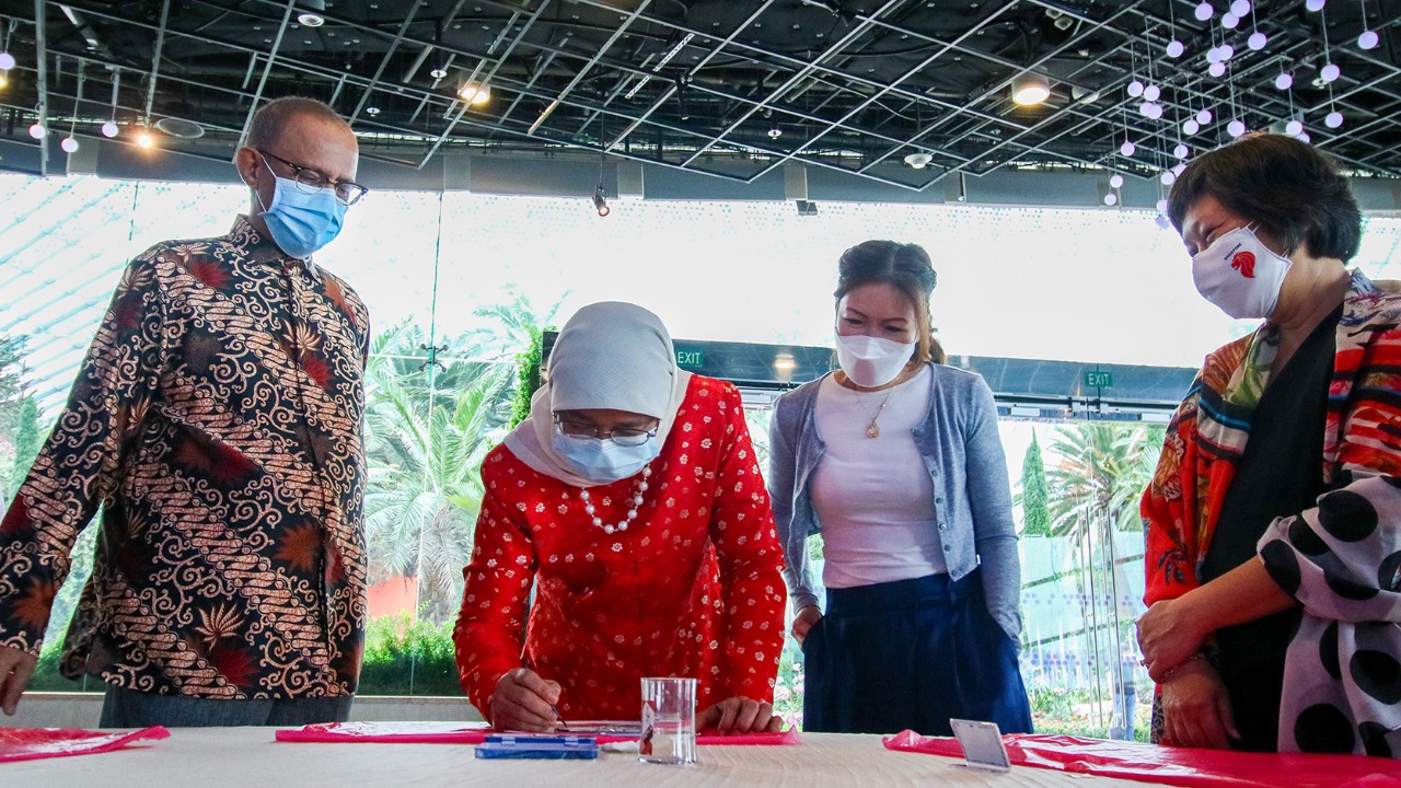  President Halimah Yacob paints with seniors at the Dale Chihuly: Glass in Bloom exhibition at Gardens by the Bay