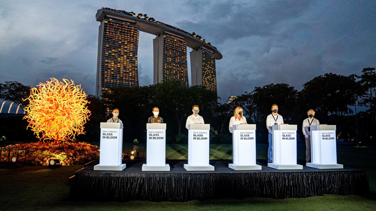 Keith Tan (Chief Executive, Singapore Tourism Board), Felix Loh (CEO, Gardens by the Bay), Mr Alvin Tan (Minister of State for Trade & Industry and Culture, Community & Youth), Britt Cornett (Exhibition Director, Chihuly Studio), Michael Lee (CEO, Hustle & Bustle), Ching Wei Hong (Deputy President, OCBC).