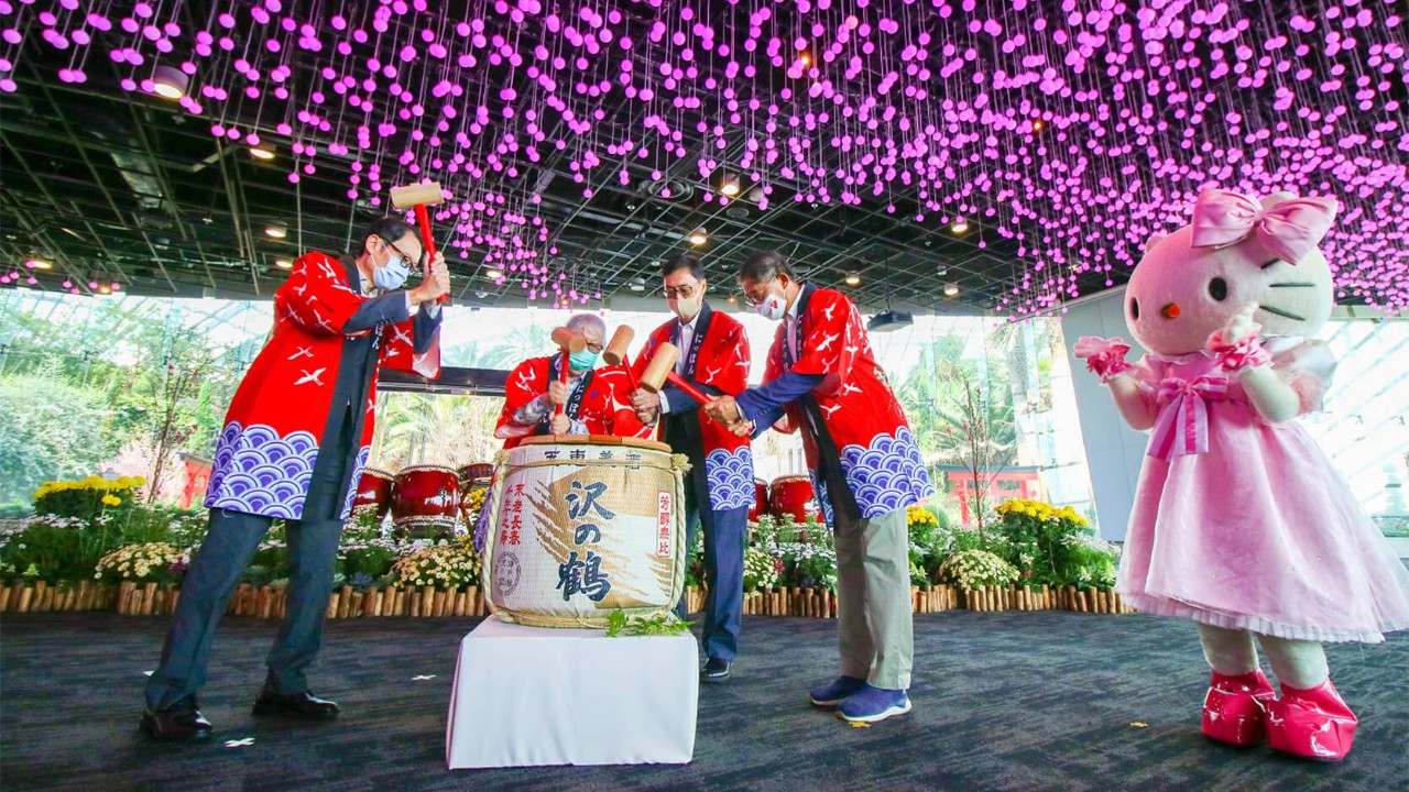 From left: Gardens by the Bay CEO Felix Loh, Ambassador-at-Large at Singapore’s Ministry of Foreign Affairs Professor Tommy Koh, Ambassador of Japan to Singapore His Excellency Jun Yamazaki, and Gardens by the Bay Chairman Niam Chiang Meng at the opening of Sakura Featuring Hello Kitty floral display.