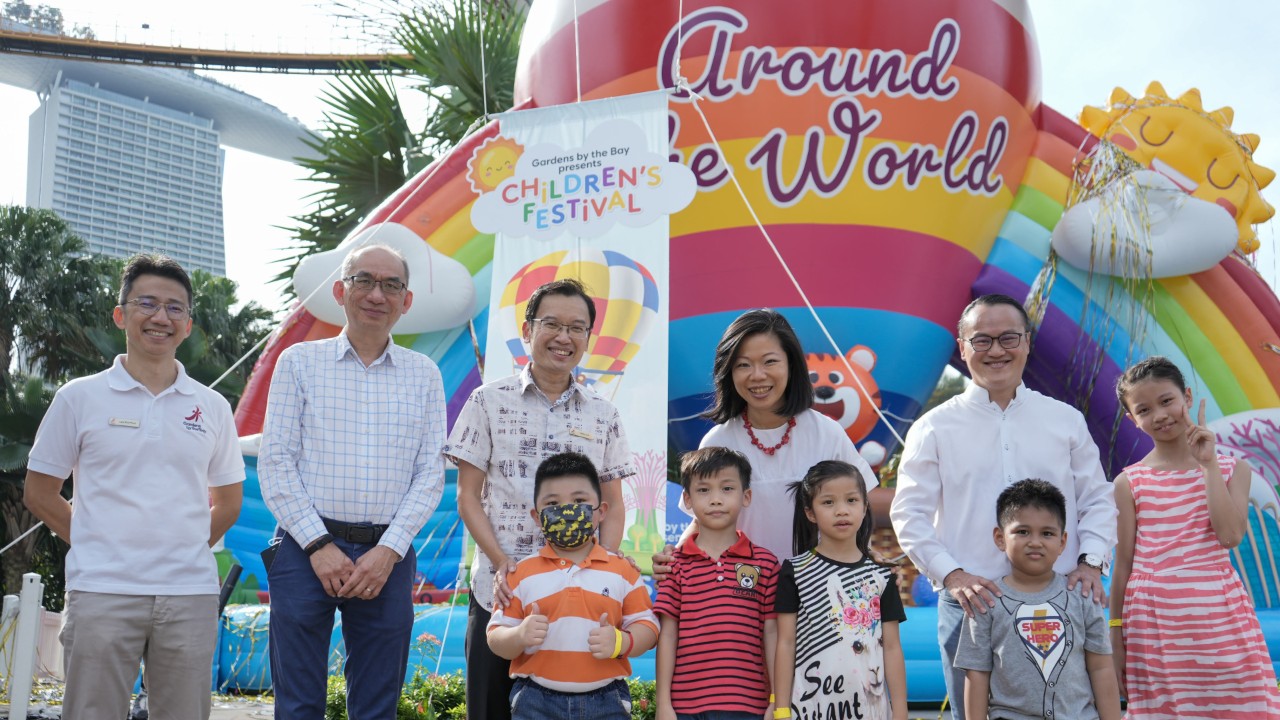 (From left) Deputy CEO of Gardens by the Bay Lee Kok Fatt; Co-founder and Senior Consultant  of Fei Yue Community Services Leng Chin Fai; CEO of Gardens by the Bay Felix Loh;  Senior Minister of State, Ministry of Foreign Affairs & Ministry of National Development Sim Ann; Gardens by the Bay Board Member Sam Liew; together with children from Fei Yue Community Services officially open Children’s Festival – Around the World with Kiztopia.