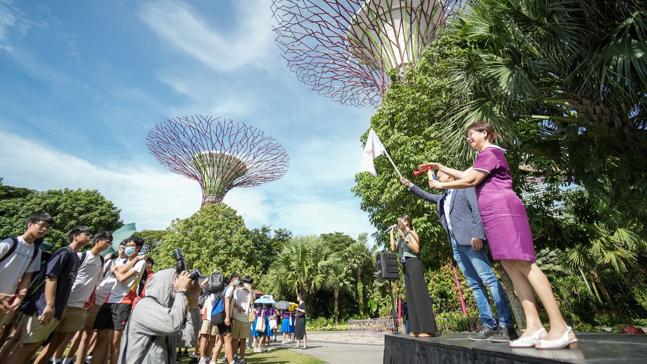 (From right) Guest of Honour, Mayor of Central Singapore District Denise Phua, and Gardens by the Bay board member Sam Liew flagged off the first session of Race to Sustainability! at Supertree Grove today. 