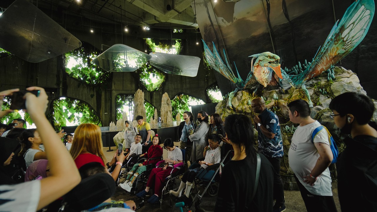 Beneficiaries from Cerebral Palsy Alliance Singapore enjoyed a specially organised session at Avatar: The Experience in Gardens by the Bay’s Cloud Forest, where they interacted with a 6m tall animatronic mountain banshee and its baby.