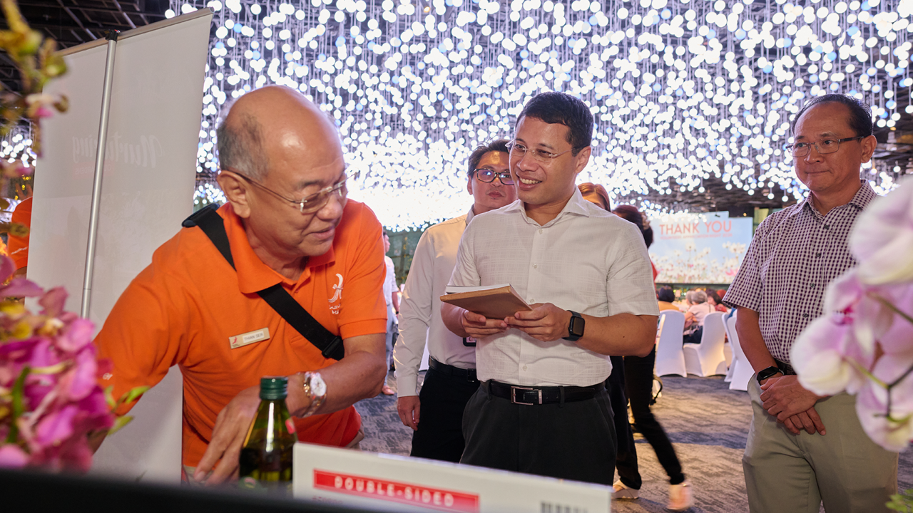 A Gardens by the Bay volunteer shares with Minister for National Development and Minister-in-charge of Social Services Integration Desmond Lee about Gardens by the Bay’s various activities at Volunteers Appreciation Night.