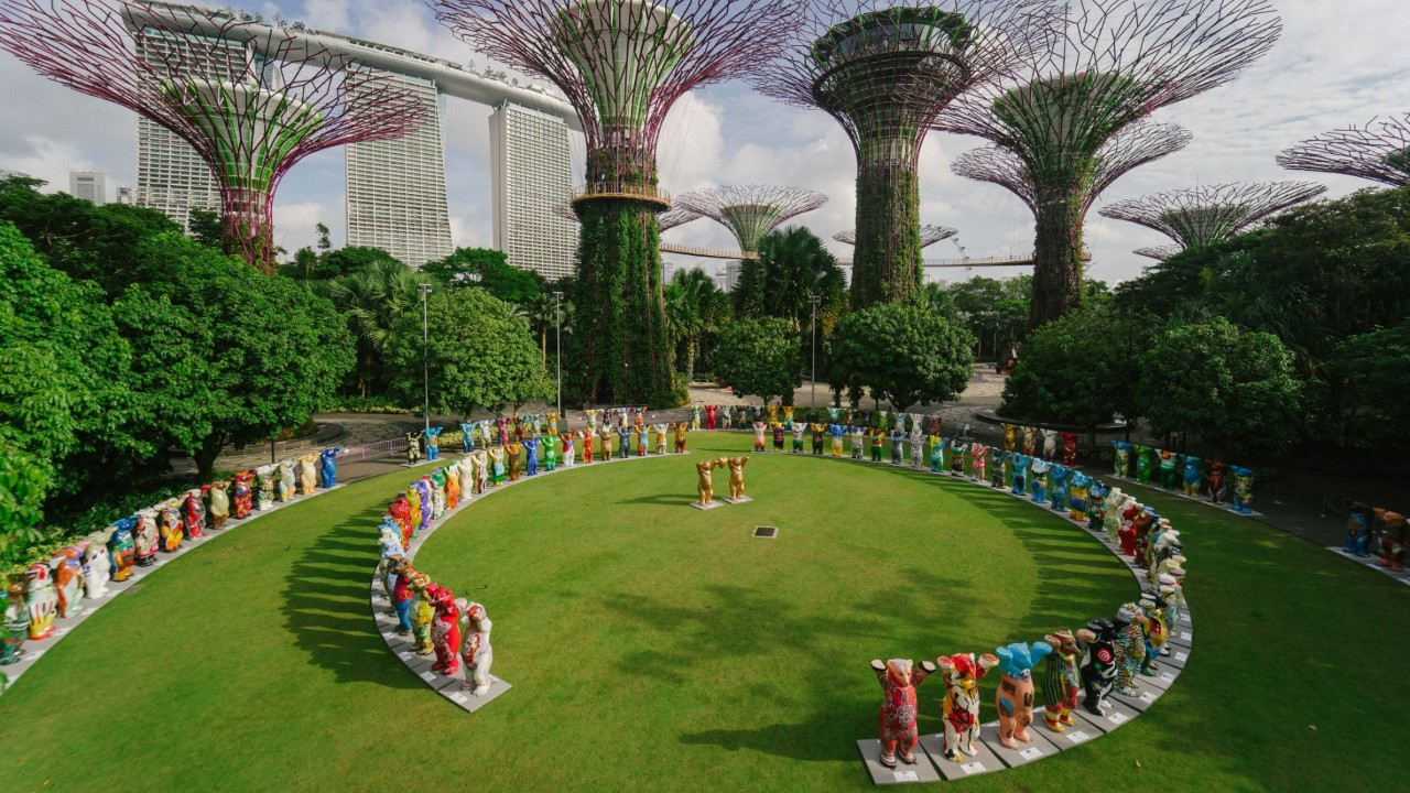 The United Buddy Bears exhibition features 150 bears arranged in two concentric circles 