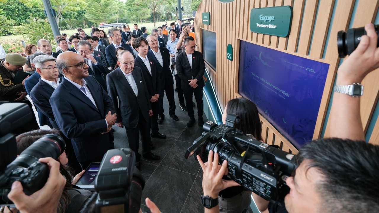 President Tharman Shanmugaratnam and Honorary CEO and Chairman of the Board of Directors of Kikkoman Corporation Mr Yuzaburo Mogi make a climate pledge at the Sustainability Wall of Gardens by the Bay’s newly launched Sustainability Gallery.