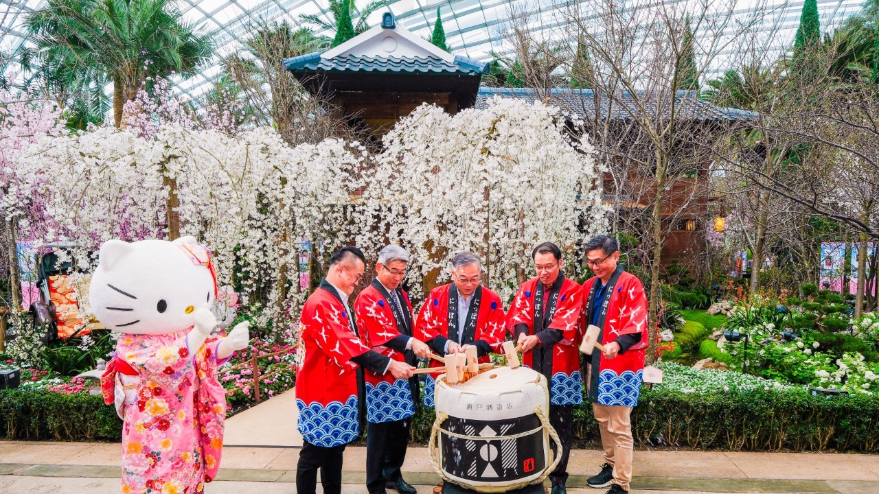 (From left) Gardens by the Bay Board Director Mr Sam Liew, Ambassador of Japan to Singapore His Excellency Hiroshi Ishikawa, Deputy Prime Minister and Minister for Trade and Industry Mr Gan Kim Yong, Gardens by the Bay CEO Mr Felix Loh, and Gardens by the Bay Board Director Mr Jimmy Toh breaking the sake barrel to launch the Sakura floral display, with a special appearance by Sanrio character Hello Kitty.