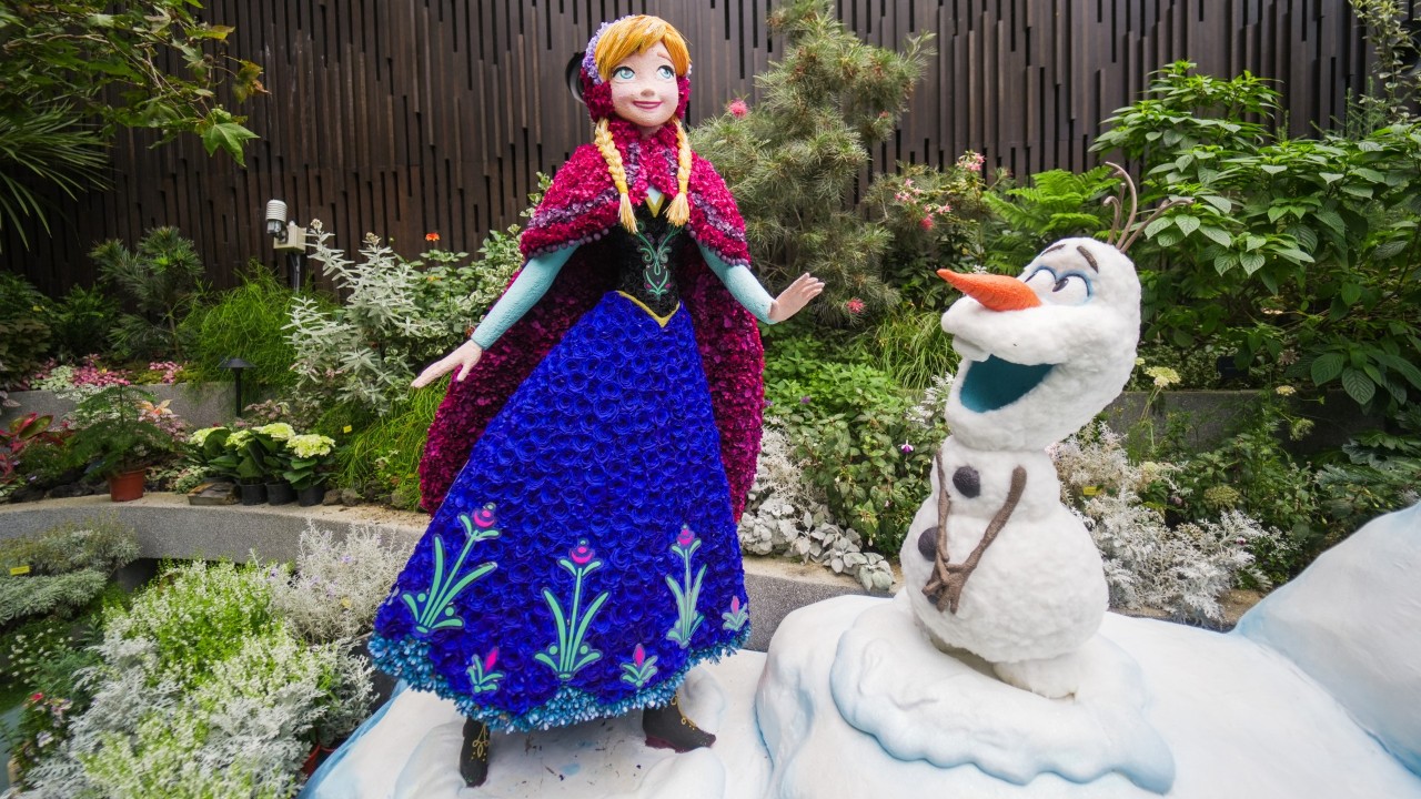 Anna and Olaf from Frozen.