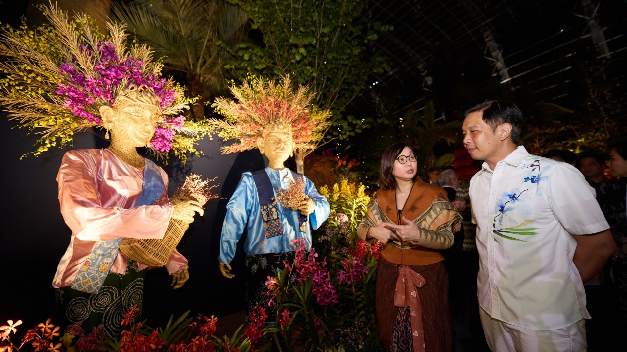Deputy Minister of the Ministry of Creative Economy of the Republic of Indonesia Ms Irene Umar and Minister of State for National Development and Trade and Industry Singapore Mr Alvin Tan view handwoven anyaman sculptures of Jakarta's ondel-ondel puppets.
