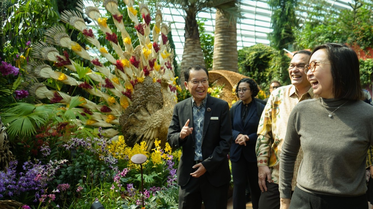(From left) Gardens by the Bay CEO Mr Felix Loh, Ambassador of the Republic of Indonesia to Singapore Dr. Hotmangaradja Pandjaitan, and Deputy Minister of Creative Economy of the Republic of Indonesia Ms Irene Umar viewing the peacock anyaman sculpture.