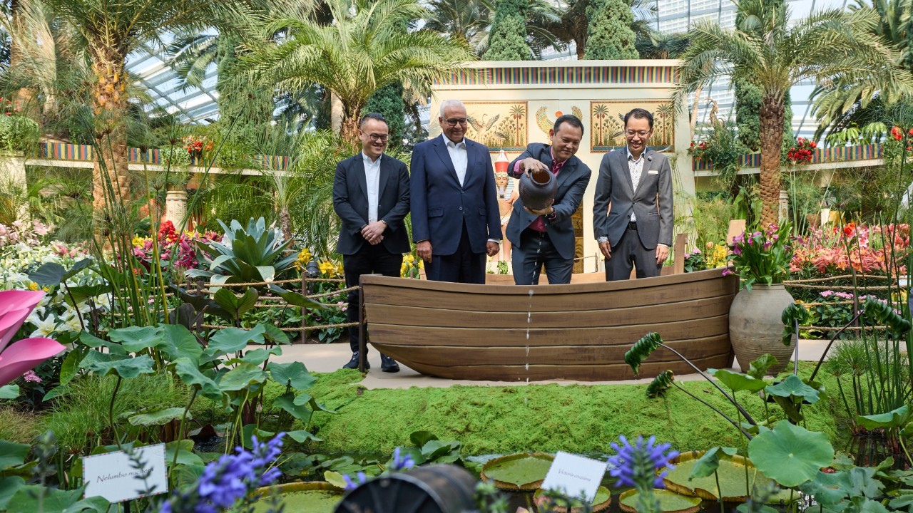 Acting Minister-in-charge of Muslim Affairs and Senior Minister of State for Defence Mr Zaqy Mohamad launches Lilytopia with a symbolic pour of water into the recreation of a Nile-fed pond. He is joined by (from left) Gardens by the Bay Board Director Mr Sam Liew, Ambassador of the Arab Republic of Egypt Mr Ahmed Mostafa, and Gardens by the Bay CEO Mr Felix Loh.