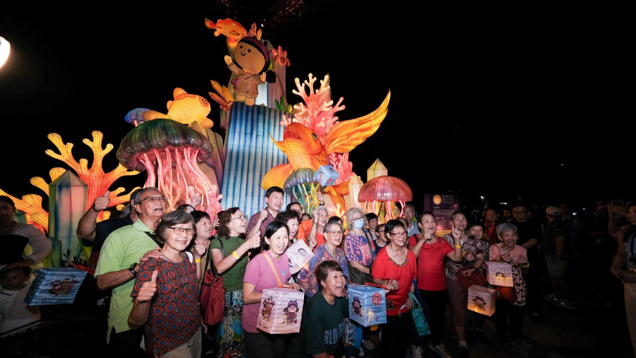 Minister for National Development Mr Chee Hong Tat with the community at the Waterfall Fantasy lantern set at the launch of Mid-Autumm Festival.