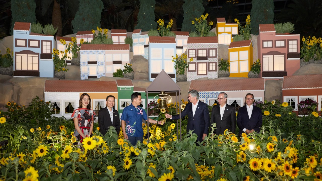 From left: Gardens by the Bay Board Director Ms Loh Woon Yen, Gardens by the Bay CEO Mr Felix Loh, Singapore’s Minister of State for Foreign Affairs and National Development Mr Alvin Tan, Portugal’s Minister of State for Tourism, Commerce and Services Mr Pedro Machado, President of Turismo de Portugal Mr Carlos Abade, and Ambassador of Portugal to Singapore His Excellency Carlos Pires, at the launch of Sunflower Surprise: Garden by the Ocean. 